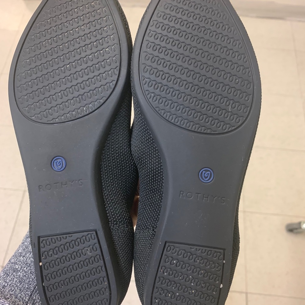 Size 8 black rothys pointed flats